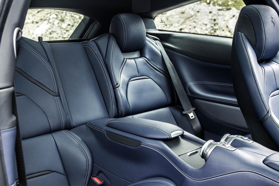 Интерьер Ferrari GTC4Lusso 2016 года  (WW) (фото 2 из 58)